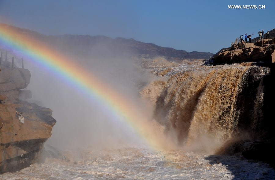 Arco iris sobre las cataratas Hukou del río Amarillo