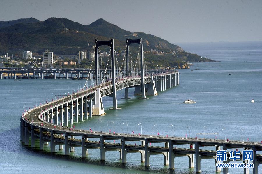 Abre al tráfico el puente de la bahía de Dalian