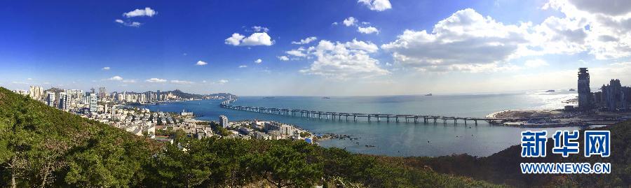 Abre al tráfico el puente de la bahía de Dalian