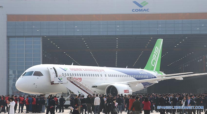 El primer gran avión de pasajeros de fabricación propia de China sale de línea de montaje