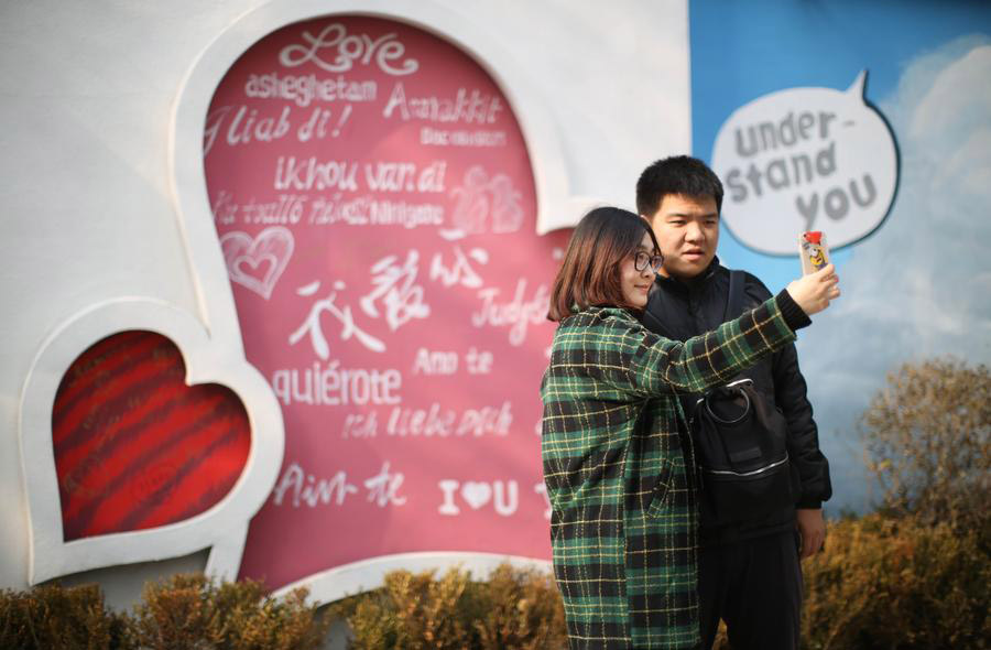 Paredes con mensajes románticos iluminan Shenyang