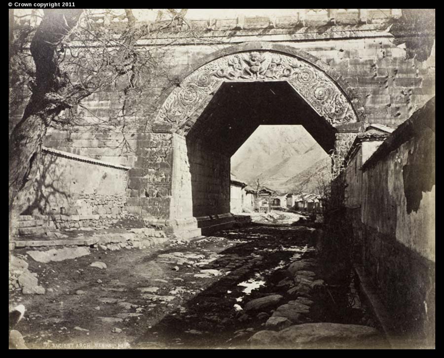 Arco antiguo en el Paso de Nankou, 1877 [Foto/Archivo Nacional, Londres]