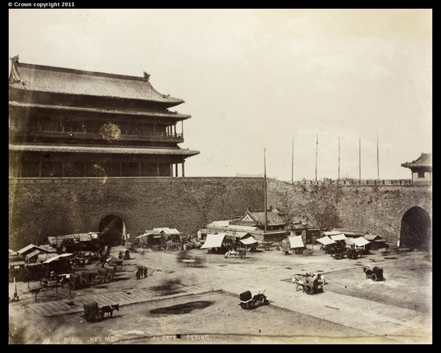 Puerta Qianmen y muros de la ciudad, Pekín. [Foto/Archivo Nacional, Londres]