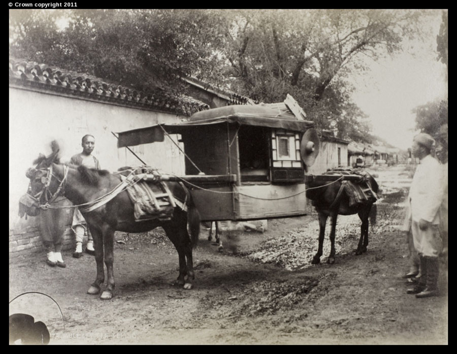 Silla china sobre dos mulas, Pekín. [Foto/Archivo Nacional, Londres]