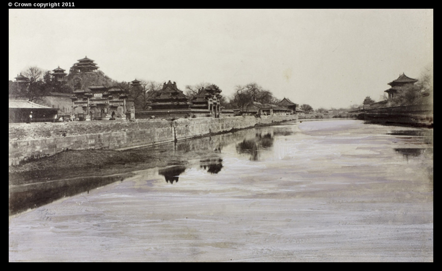 Fosa de la Ciudad Prohibida y la Colina de Carbón, Pekín, 1876. [Foto/Archivo Nacional, Londres]