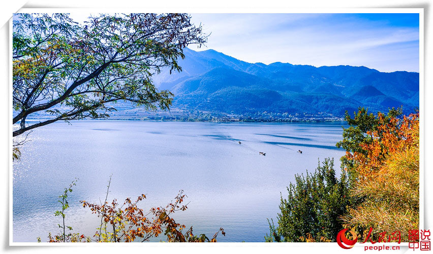 Hermosa estampa otoñal en el lago Lugu