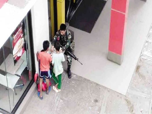 Foto de un soldado filipino compartiendo comida con niños vagabundos se hace viral