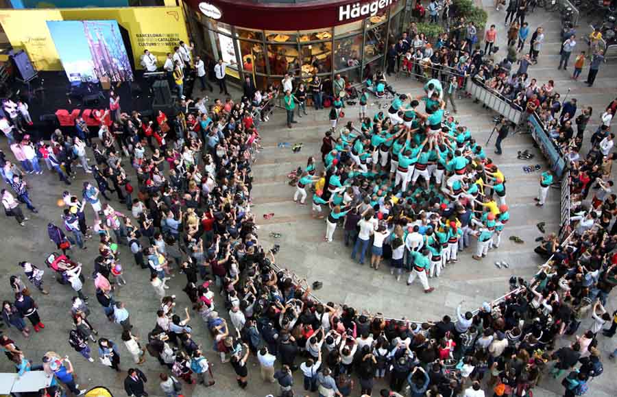 Españoles forman torre humana en la Semana de la Cultura Catalana en Shanghai