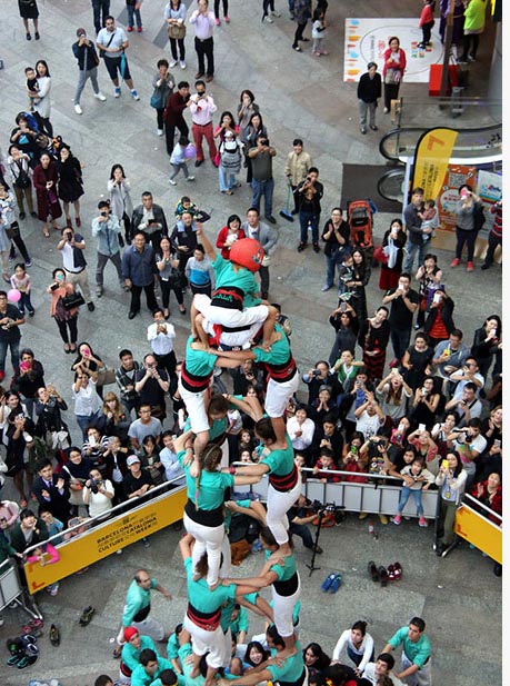 Españoles forman torre humana en la Semana de la Cultura Catalana en Shanghai
