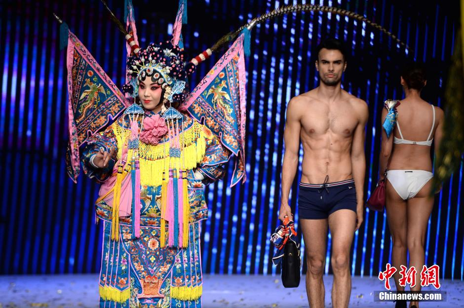 La ópera de Pekín se “cuela” en un desfile de bikinis