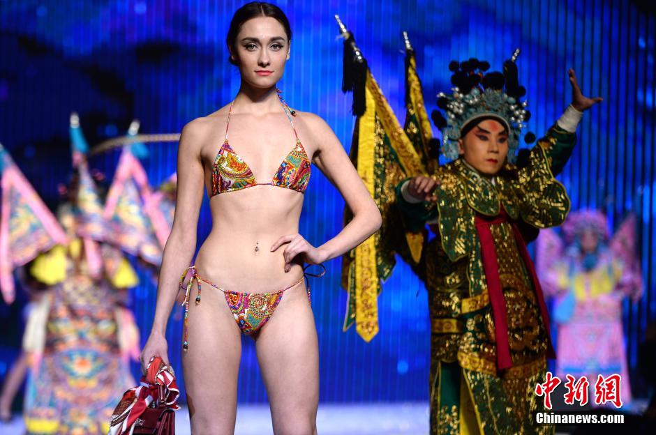 La ópera de Pekín se “cuela” en un desfile de bikinis