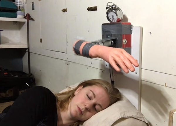 Simone Giertz, fanática de la electrónica, ha diseñado un reloj despertador que te abofetea repetidamente la cara con una mano de goma hasta que te despiertes. (Foto/Xinhua)