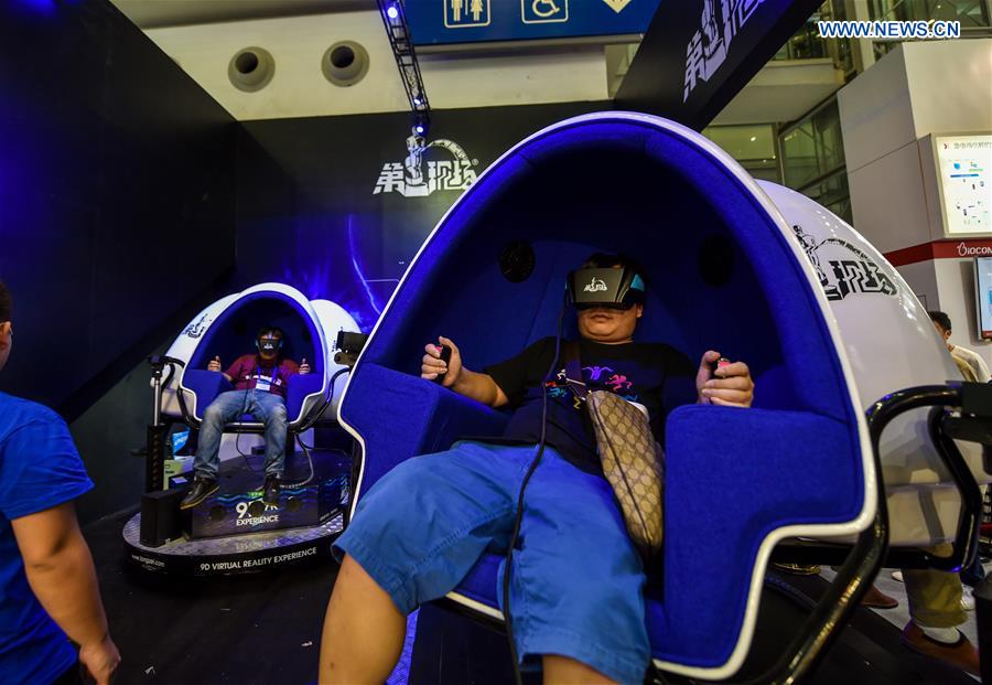 Feria Hi-Tech de China muestra dispositivos de realidad virtual