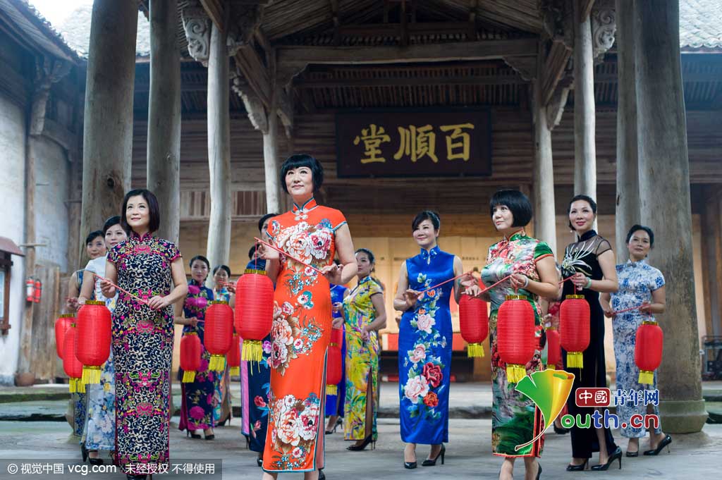 Desfile de directoras vestidas de Qipao en antiguo pueblo chino