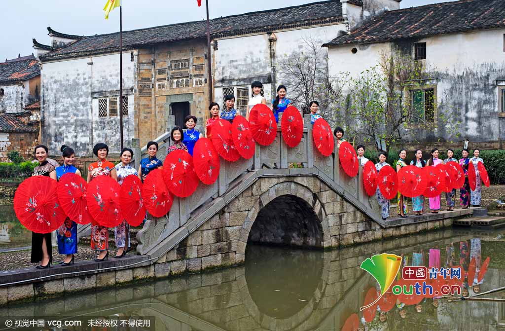 Desfile de directoras vestidas de Qipao en antiguo pueblo chino