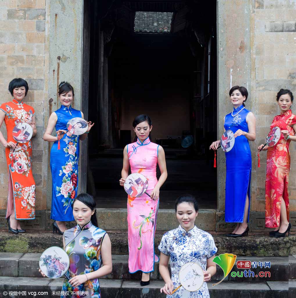 Desfile de directoras vestidas de Qipao en antiguo pueblo chino