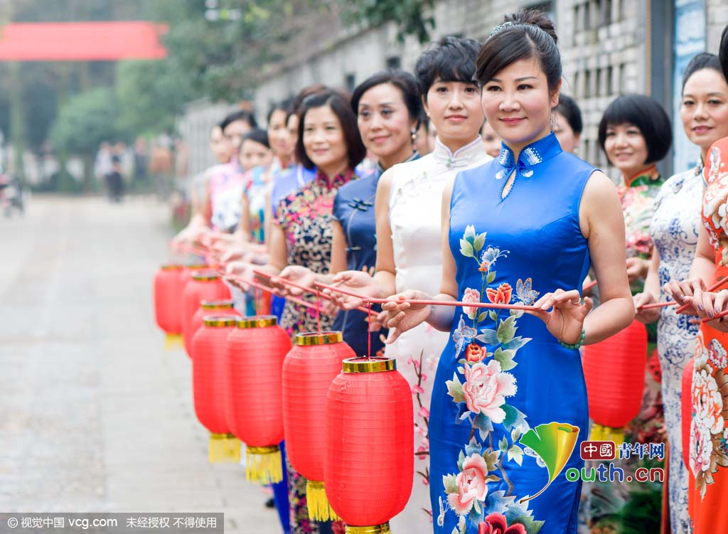 Desfile de directoras vestidas de Qipao en antiguo pueblo chino