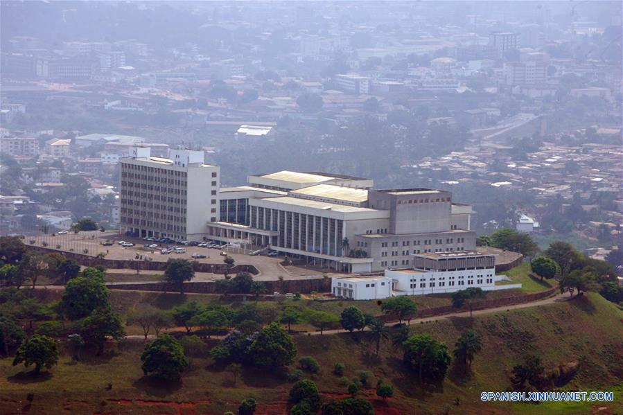 Esta foto muestra el edificio de conferencia en la capital de Camerún.