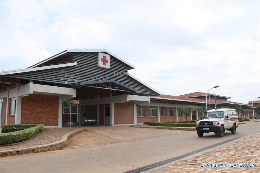 La foto muestra un hospital construido por China en Ruanda.