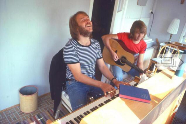 Subastan en Londres el piano del grupo ABBA