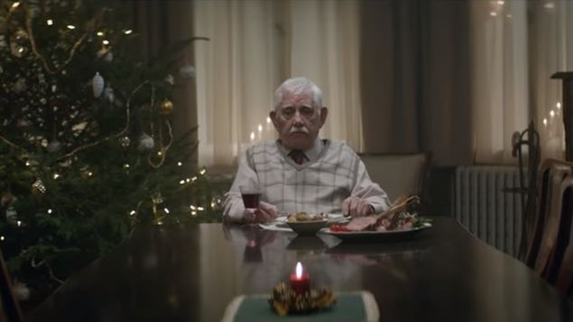 Anuncio navideño de un solitario abuelo logra gran éxito en las redes sociales