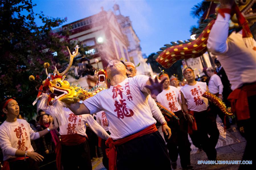 Macao desfila para conmemorar el 16° aniversario de su regreso a la patria