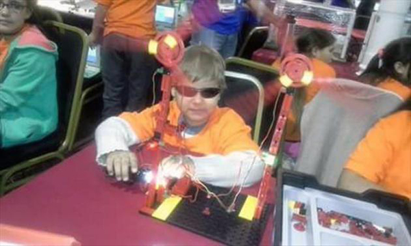 Un niño ciego aprende construye robots