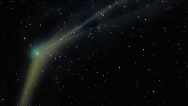 Un cometa de dos colas se encamina a la Tierra