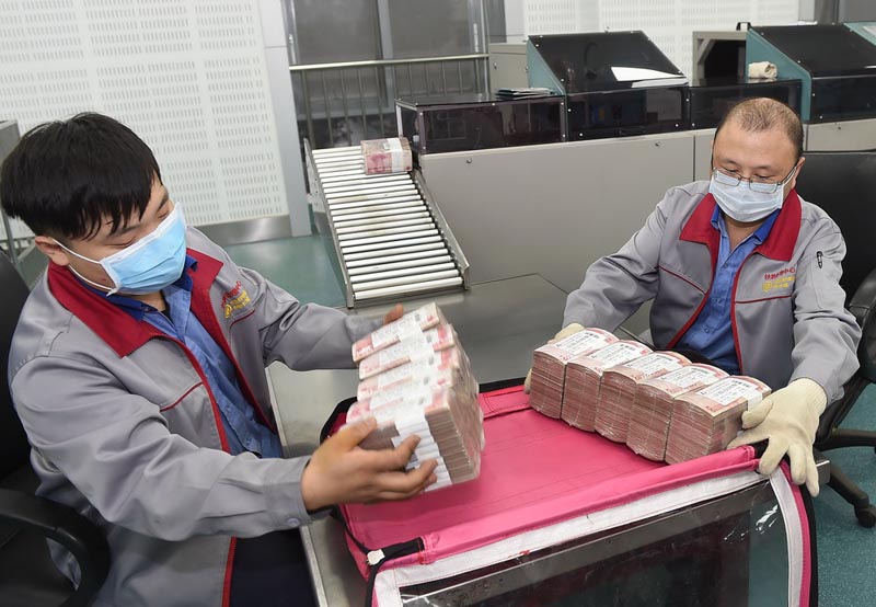Trabajadores agrupan los billetes que volverán a entrar en circulación el 3 de diciembre de2015, en el Centro de Procesado de Billetes de Chengdu, provincia de Sichuan. (Foto/PPC)