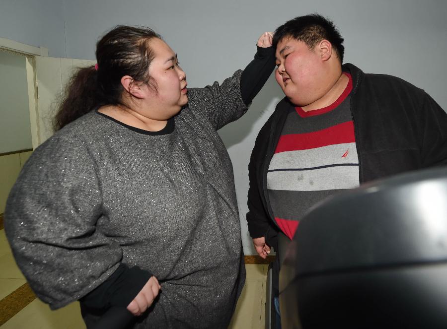 Pareja de chinos con obesidad trata de perder 90 kilos para tener un bebé sano