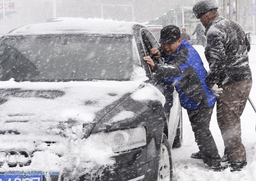 Fuerte nevada afecta a tráfico aéreo en aeropuerto de noroeste de China