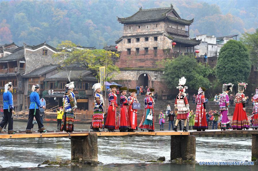 Festival de ornamentos y vestimenta de plata de etnia Miao