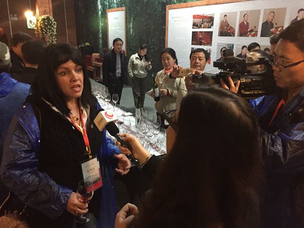 Periodistas extranjeros visitan el centro de frutas silvestres Gentleman Valley de Chongyi