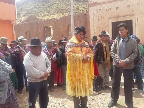 Obligan a un alcalde boliviano a vestir de mujer por su mala gestión