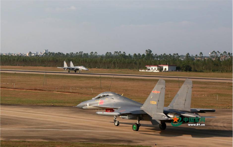 Los aviones J-11 realizan entrenamientos de combate