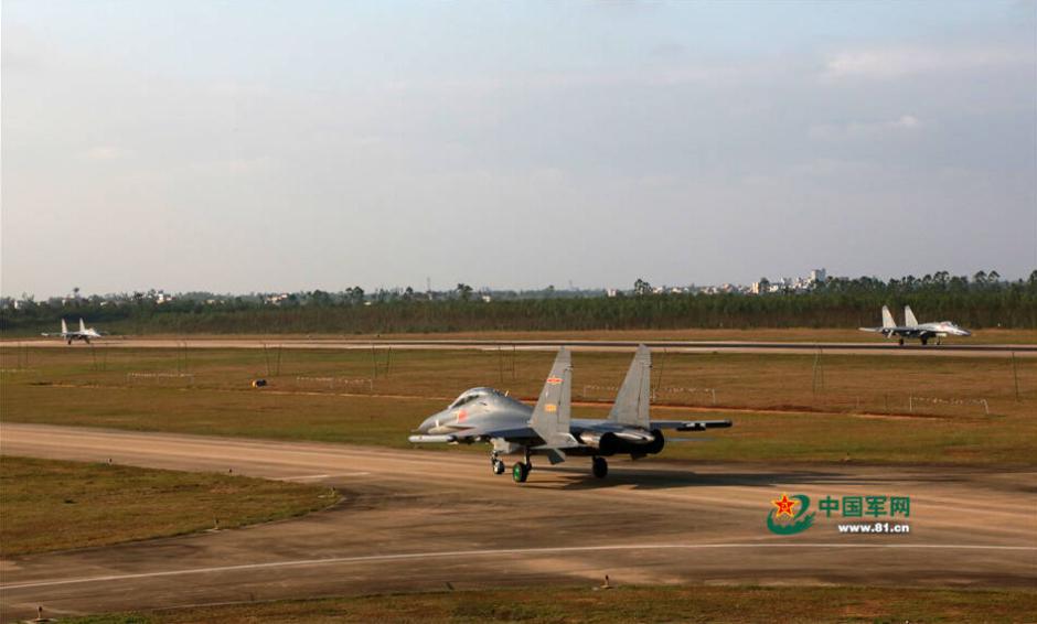 Los aviones J-11 realizan entrenamientos de combate