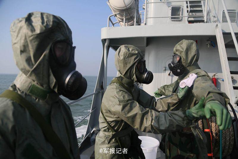 Simulacro de protección biológica-química nuclear en buques de guerra