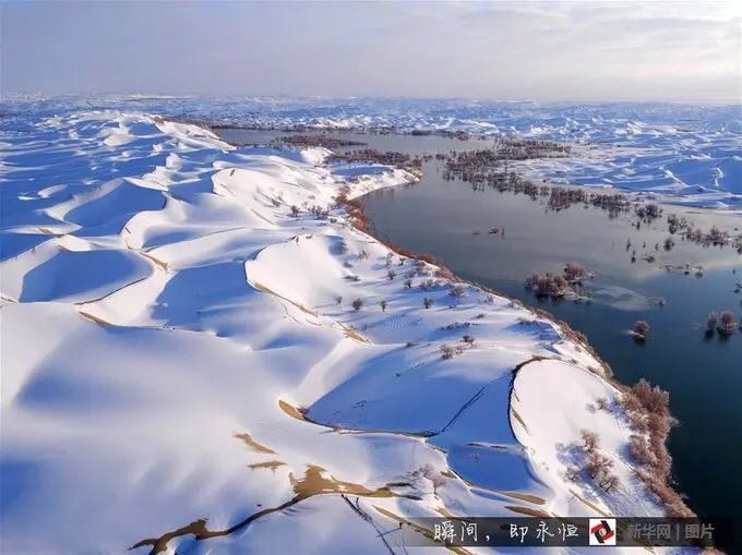 El desierto Taklimakan redibujado por la nieve