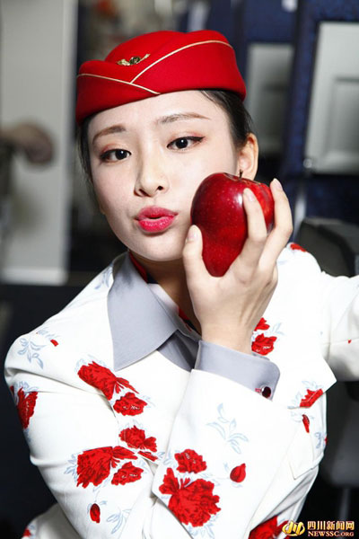Las manzanas que han sido besadas por 500 azafatas se venden en línea. (Foto: www.newssc.org)