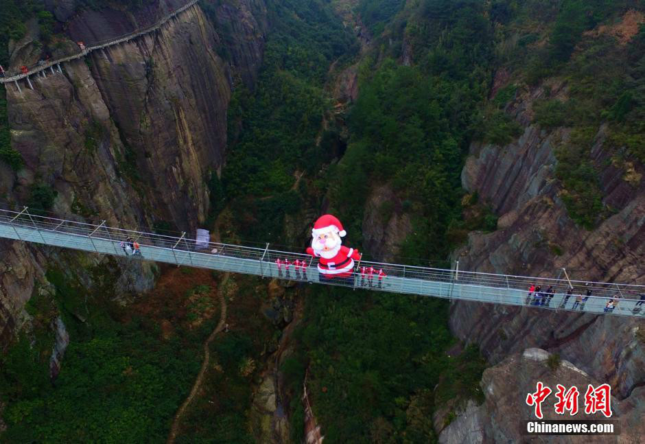 "Papá Noel" en el puente de cristal del Parque Nacional Geológico Shiniuzhai