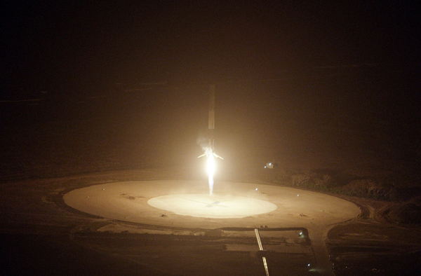 Regresa con éxito el cohete reutilizable de SpaceX