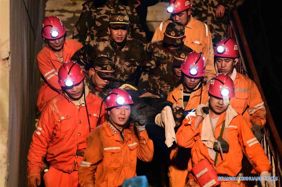 Rescatan a 6 personas de mina colapsada y otras 19 siguen atrapadas