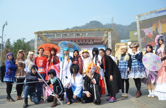 Personas disfrazadas en la ciudad Bailu de Pengzhou, en Sichuan, provincia de Chengdu, el 26 de diciembre. Foto por Peng Chao