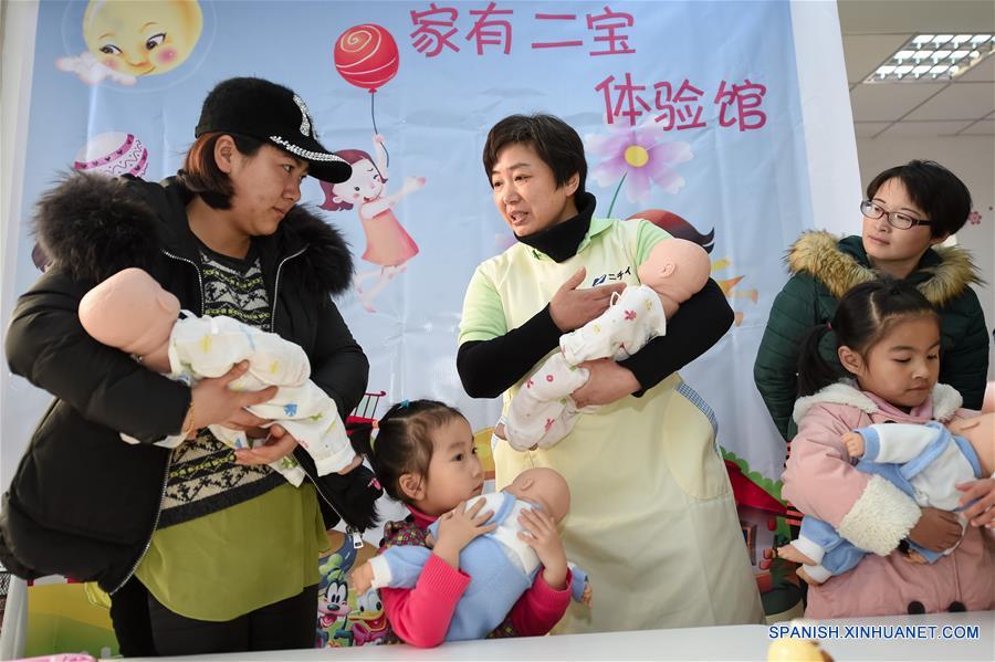 A partir del 1 de enero, todas las parejas chinas están autorizadas a tener dos hijos, después de que la legislatura nacional enmendara su política de planificación familiar a fines de diciembre.