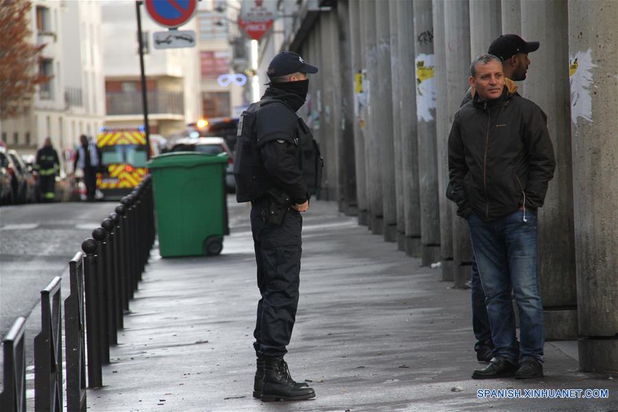 Policía mata a hombre afuera de estación de policía en París