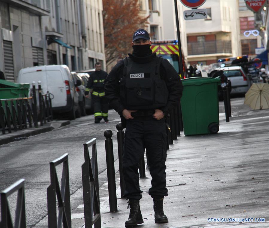 Policía mata a hombre afuera de estación de policía en París