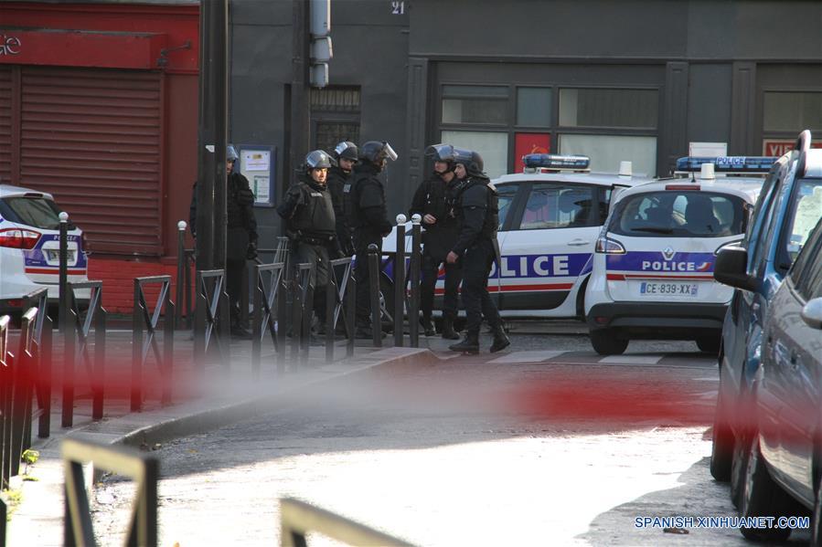 Policía mata a hombre afuera de estación de policía en París