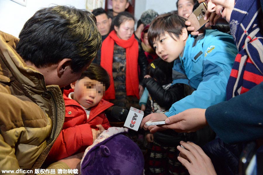 Acompañada por su padre, Yiran responde a las preguntas de los reporteros en su casa del condado Taihe de Fuyang, provincia de Anhui, el 6 de enero de 2016. [Foto/IC]