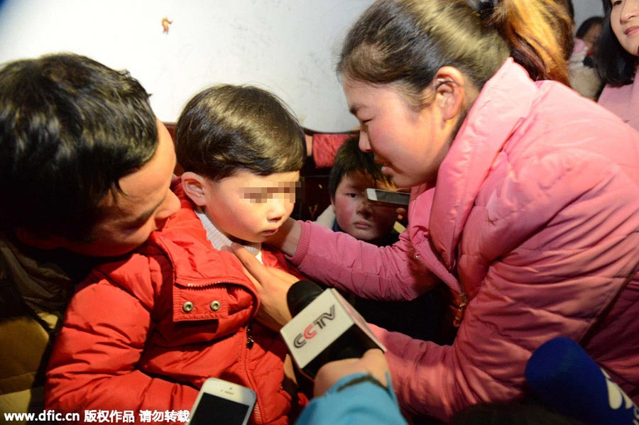 La niña se reúne con su familia en la tarde del miércoles en el condado Taihe de Fuyang, provincia de Anhui, el 6 de enero de 2016. [Foto/IC]