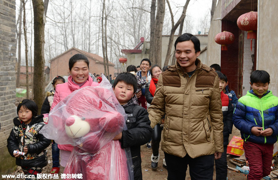 El hermano mayor de Yiran llora lleva un juguete para su hermana junto a sus padres en el condado Taihe de Fuyang, provincia de Anhui, el 6 de enero de 2016. [Foto/IC]
